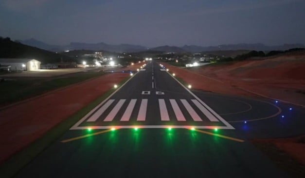 Pista iluminada do aeroporto de Cachoeiro de Itapemirim