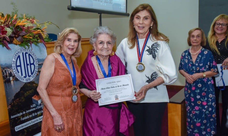 Auditório lotado em noite de posse das novas jornalistas e escritoras