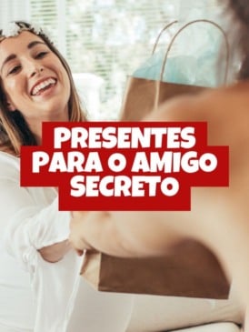 Mulher sorridente recebendo presente de amiga